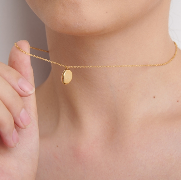 Pretty Silver Round Pendant Necklace - Picture 6 of 6